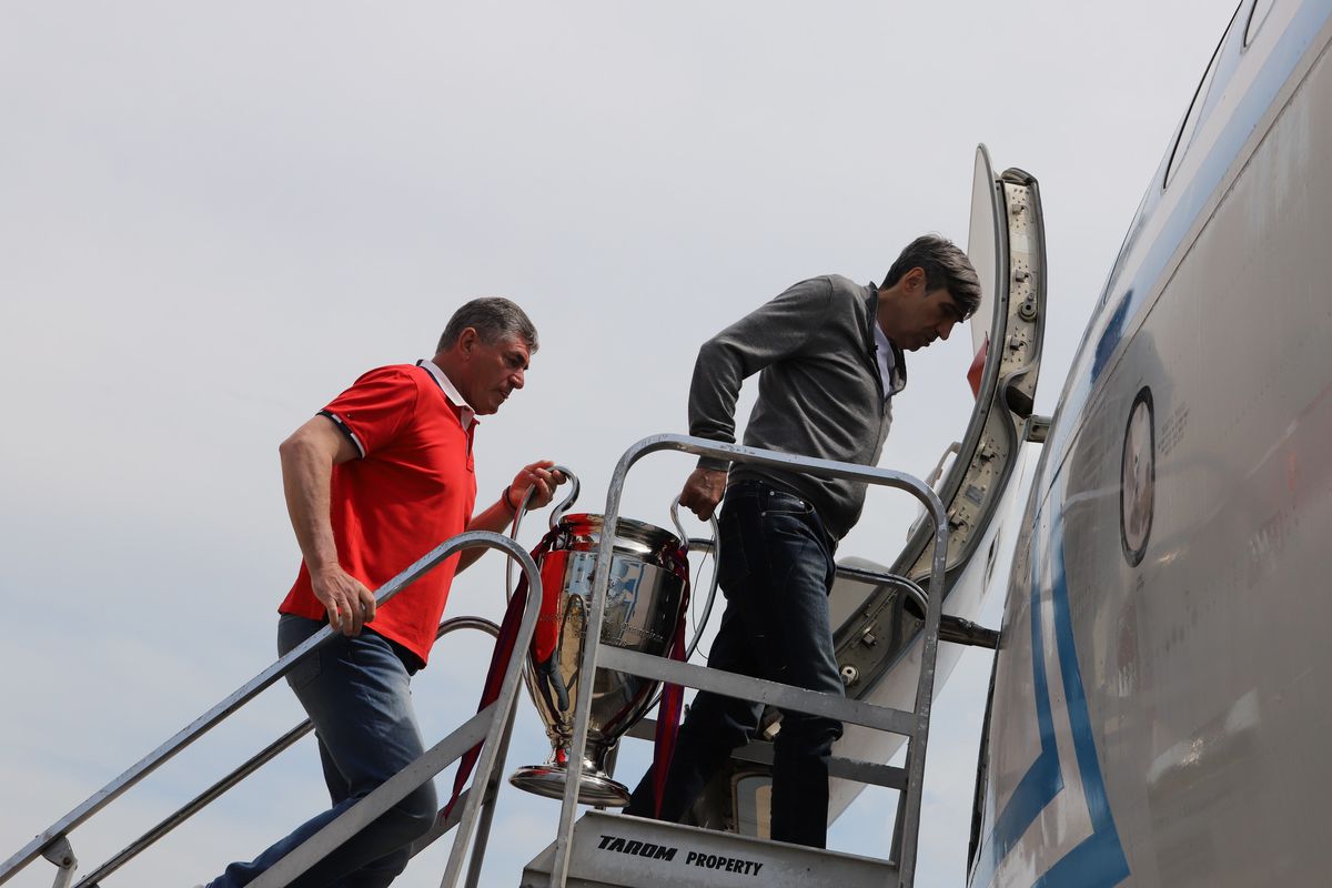 Momentul recreat după 40 de ani » Eroii de la Sevilla, însoțiți de pilotul și stewardesele din '86