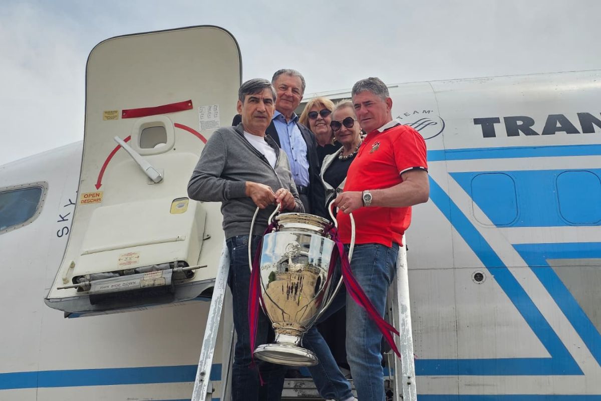 Momentul recreat după 40 de ani » Eroii de la Sevilla, însoțiți de pilotul și stewardesele din '86