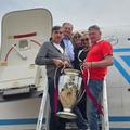 Victor Pițurcă și Ștefan Iovan, reîntâlnire emoționantă după 40 de ani cu echipajul Tarom care i-a adus de la Sevilla / Facebook Steaua București