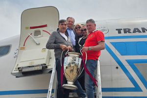 Momentul simbolic de pe treptele avionului, recreat la 40 de ani de la momentul Sevilla » Legendele Stelei, primiți de comandatul aeronavei și însoțitoarele de bord