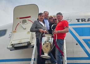 Momentul recreat după 40 de ani » Eroii de la Sevilla, însoțiți de pilotul și stewardesele din '86
