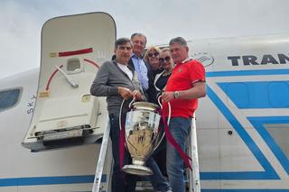 Momentul recreat după 40 de ani » Eroii de la Sevilla, însoțiți de pilotul și stewardesele din '86