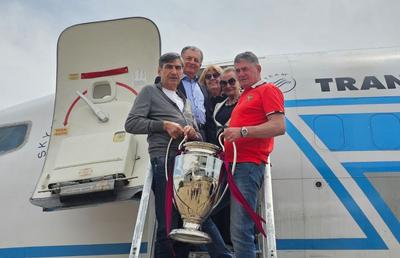 Momentul recreat după 40 de ani » Eroii de la Sevilla, însoțiți de pilotul și stewardesele din '86