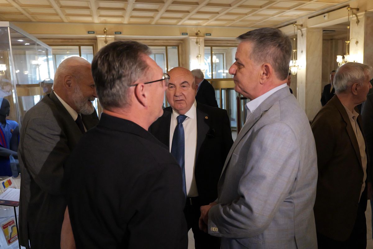 „«Steau» București, apoi Steaua «Budapest». După finală, întreaga lume a reținut numele campioanei” » Eroilor de la Sevilla le-au fost înmânate monede aniversare