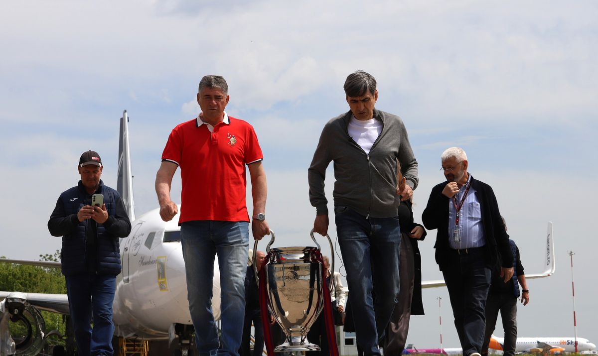 Momentul recreat după 40 de ani » Eroii de la Sevilla, însoțiți de pilotul și stewardesele din '86