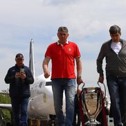 Victor Pițurcă ți Ștefan Iovan, reîntâlnire emoționantă după 40 de ani cu echipajul Tarom care i-a adus de la Sevilla / Facebook Steaua București