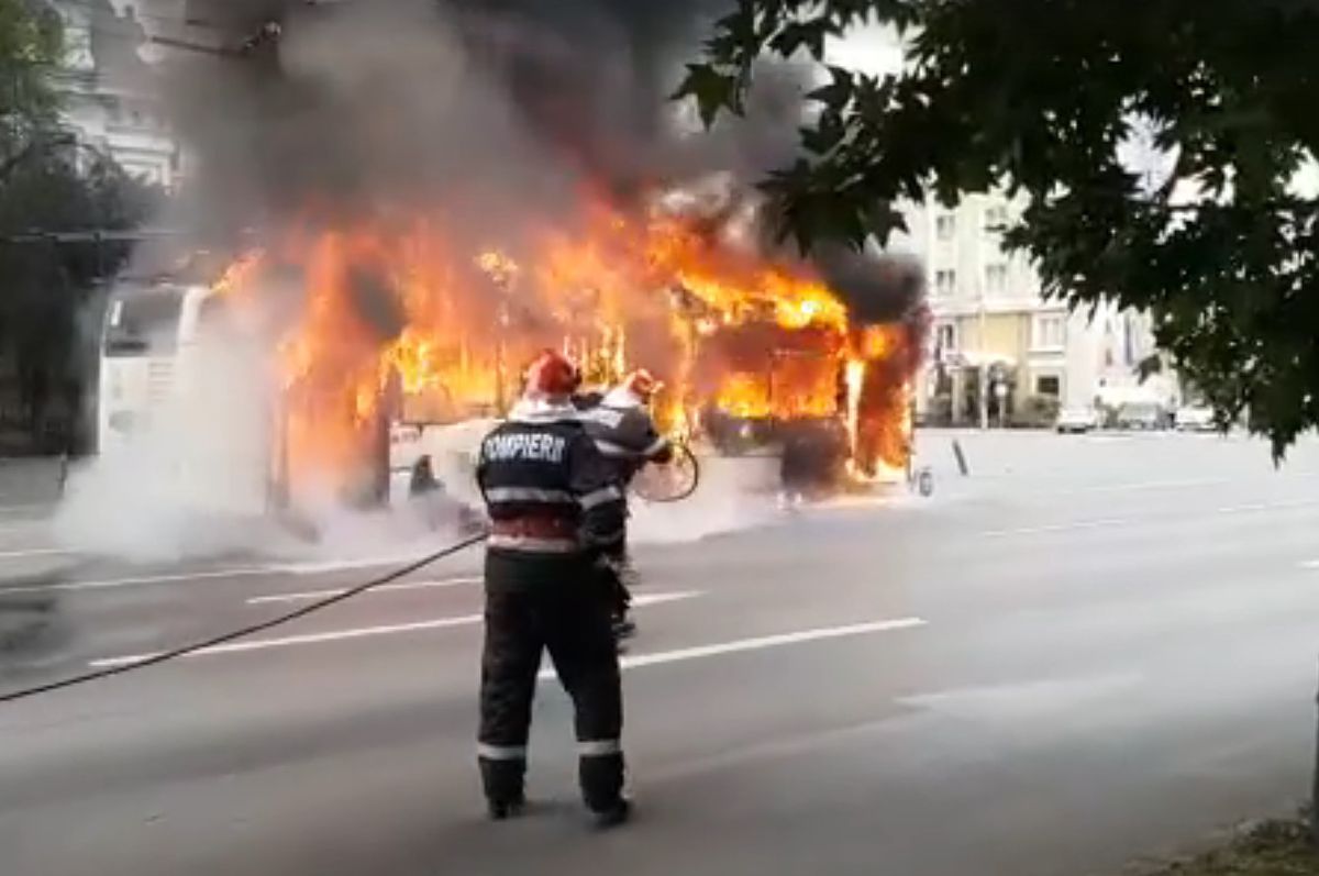 VIDEO + FOTO Momente de panică în București! Un troleibuz a luat foc în centrul orașului