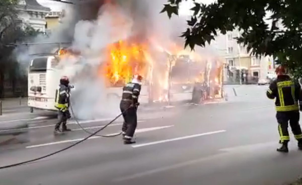 VIDEO + FOTO Momente de panică în București! Un troleibuz a luat foc în centrul orașului