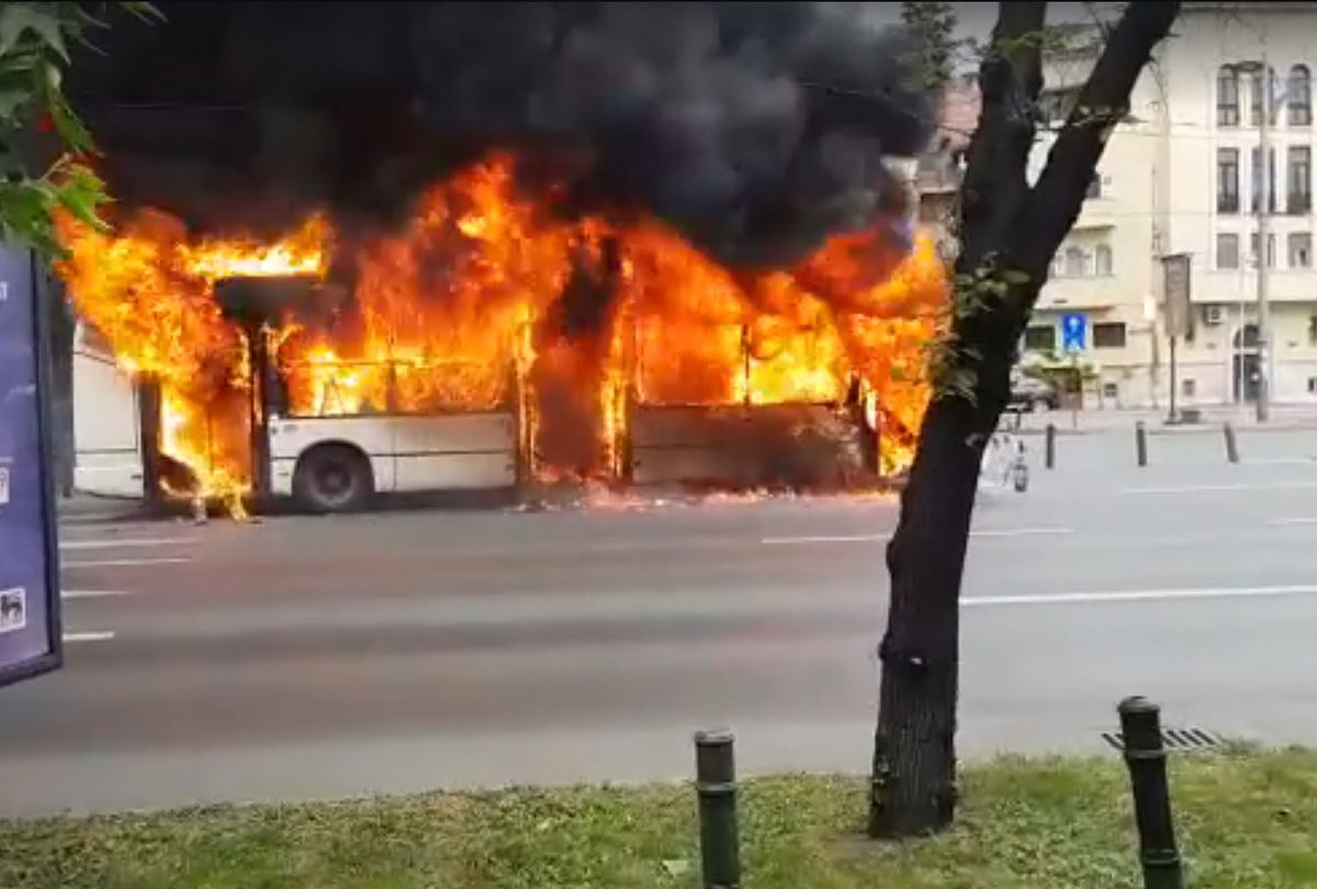 VIDEO + FOTO Momente de panică în București! Un troleibuz a luat foc în centrul orașului