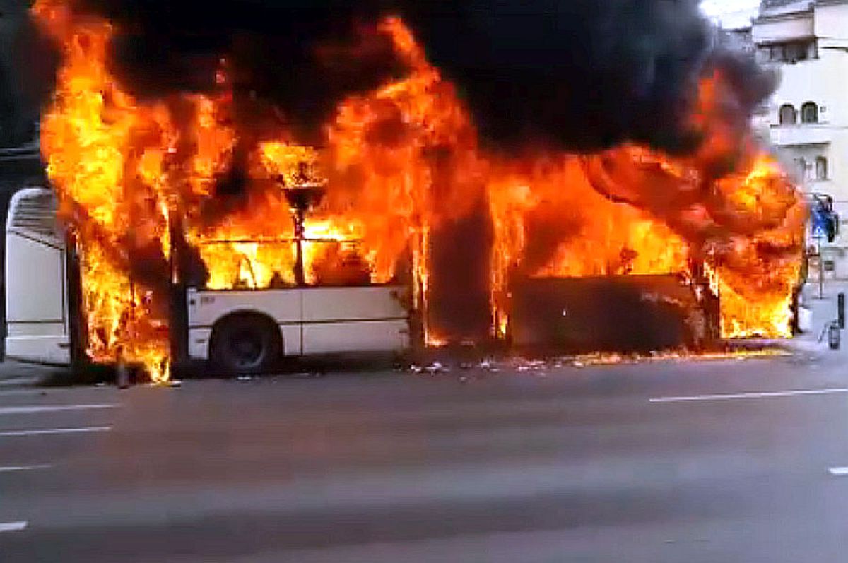 VIDEO + FOTO Momente de panică în București! Un troleibuz a luat foc în centrul orașului