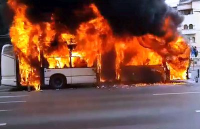 VIDEO + FOTO Momente de panică în București! Un troleibuz a luat foc în centrul orașului