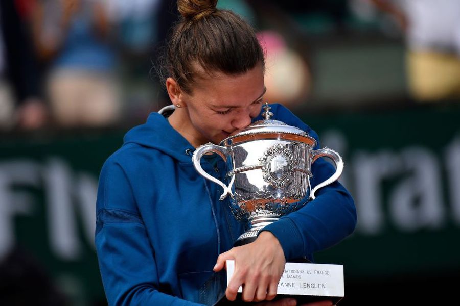 Simona Halep, tandrețe cu trofeul de la Roland Garros Foto Raed Krishan Roland Garros se joacă pe GSP.ro >> Anul triumfului anunțat, 2018: Simona Halep se încorona la Paris, repetând succesul de la junioare de cu un deceniu în urmă
