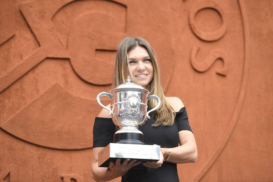 Simona Halep pozând cu trofeul la peretele de zgură din complexul Roland Garros Foto Raed Krishan Roland Garros se joacă pe GSP.ro >> Anul triumfului anunțat, 2018: Simona Halep se încorona la Paris, repetând succesul de la junioare de cu un deceniu în urmă