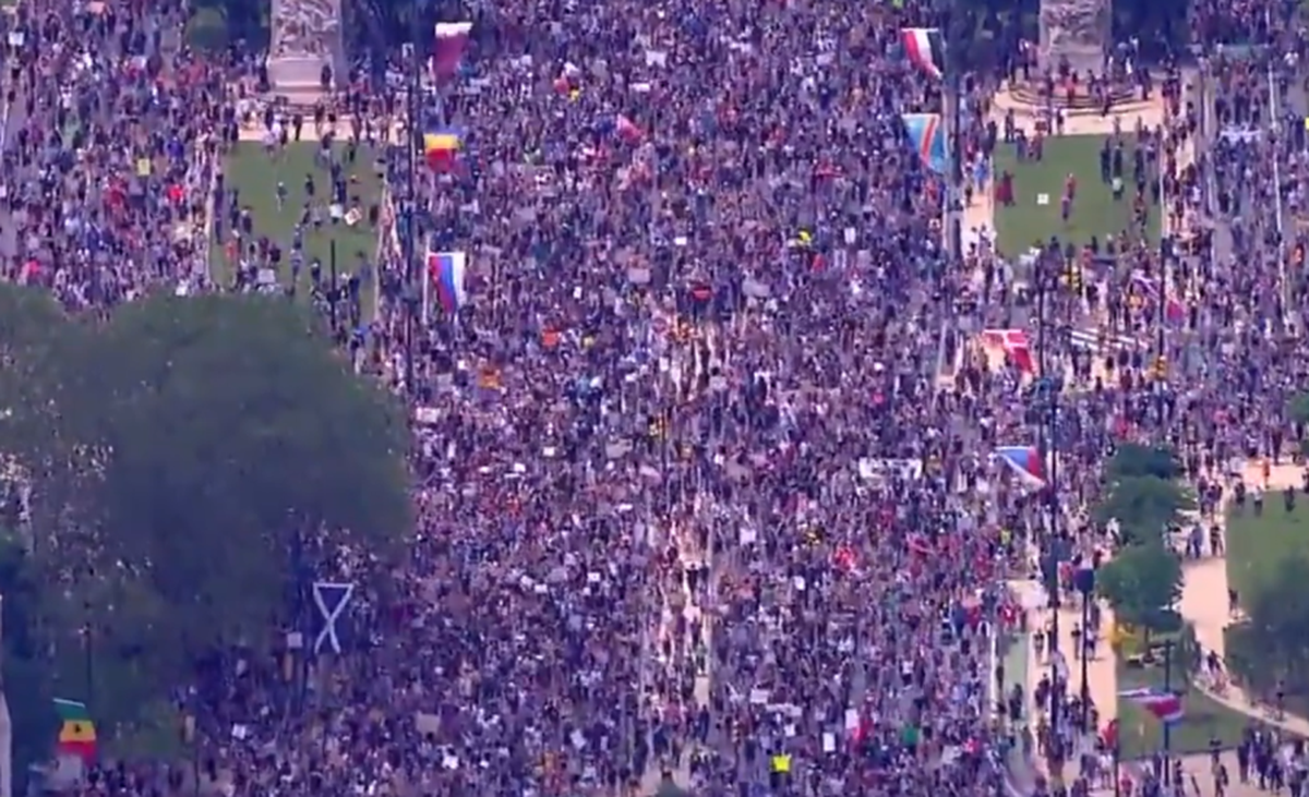 VIDEO Imagini spectaculoase din SUA: mii de oameni au blocat străzile din Philadelphia