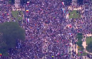 VIDEO Imagini spectaculoase din SUA: mii de oameni au blocat străzile din Philadelphia