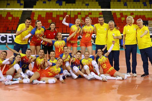 O poză de grup cu echipa României după victoria în fața azerelor FOTO Marius Ionescu
