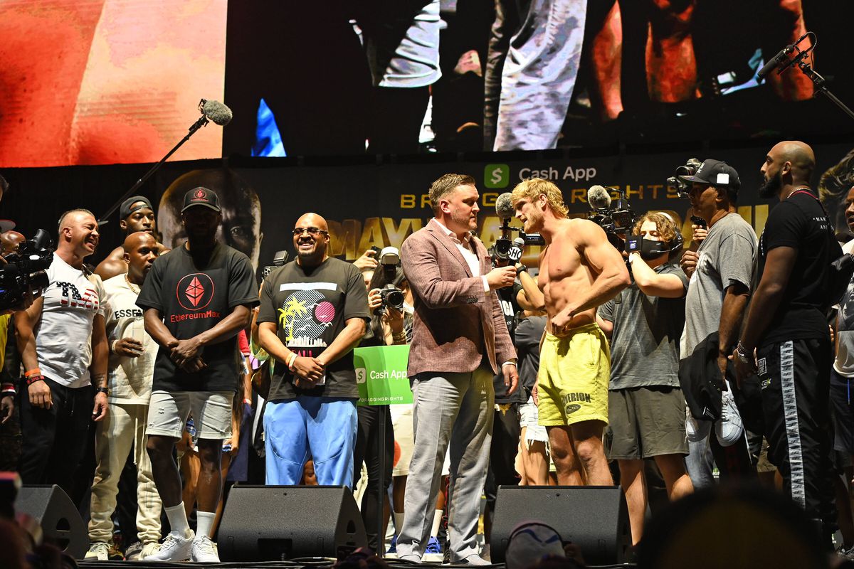 Floyd Mayweather a revenit în ring! A boxat 8 runde cu vedeta Logan Paul