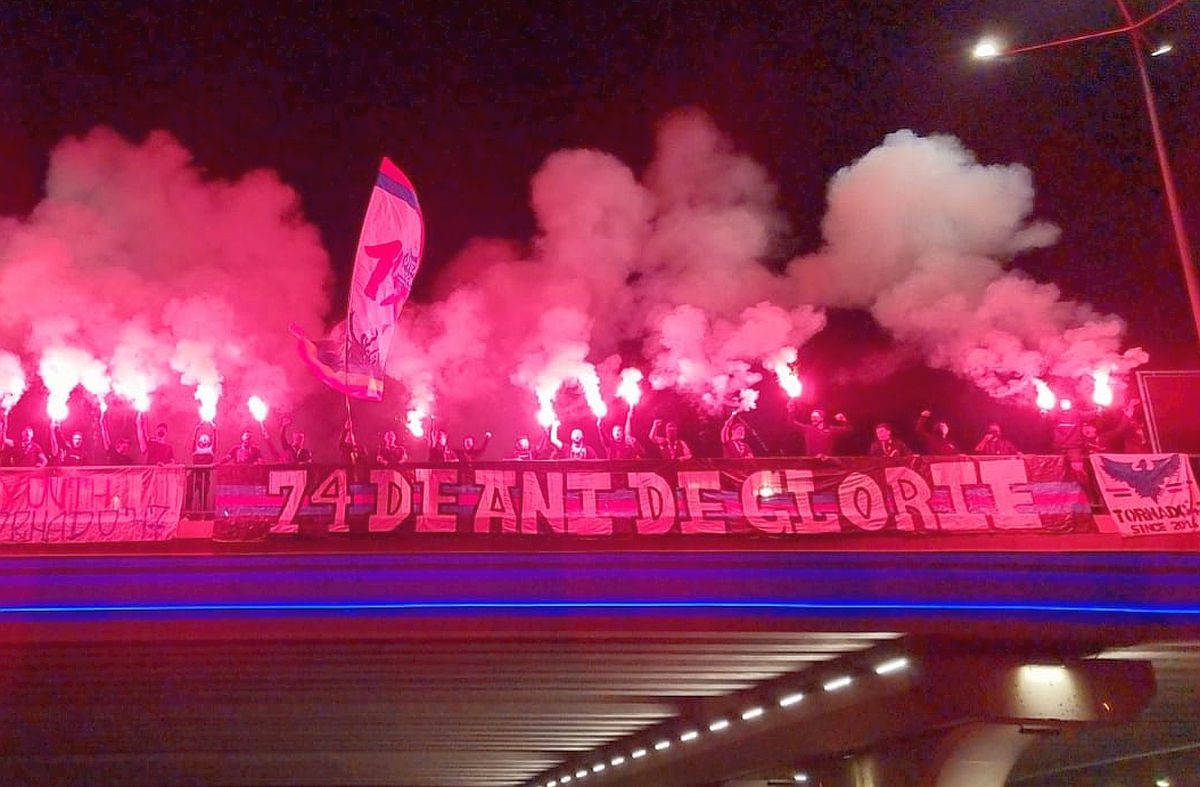 Fanii FCSB au sărbătorit în miez de noapte aniversarea Stelei! Show pirotehnic făcut de suporteri