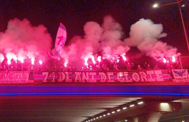 Fanii FCSB au sărbătorit în miez de noapte aniversarea Stelei! Show pirotehnic făcut de suporteri
