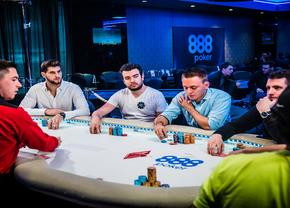 Jucători de fotbal care joacă poker