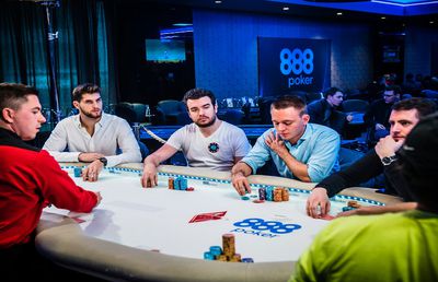 Jucători de fotbal care joacă poker