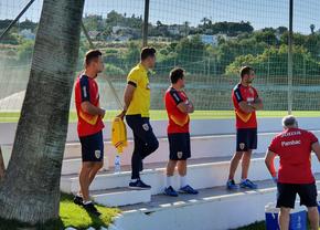 Mirel Rădoi a ajuns în cantonamentul naționalei U23 » Selecționerul, pus pe glume: „Ce faci, te bagă la mijloc copiii?”