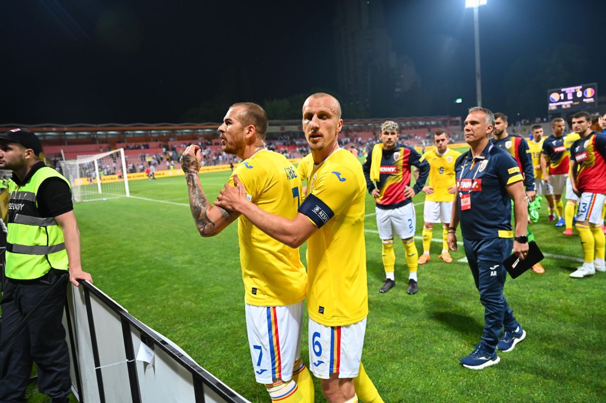 Scandal după meci: „tricolorii”, înjurați de ultrași! Tavi Popescu și Alibec, calmați cu greu » Chiricheș și-a trimis colegii la vestiare