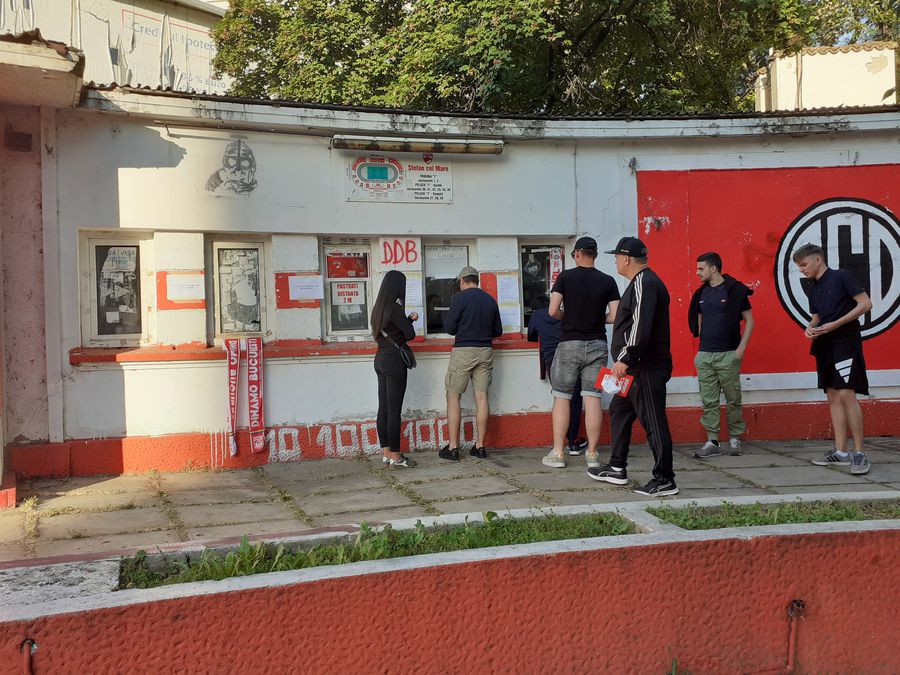 Casele de bilete par desprinse din anii '60-'70 MATCHDAY EXPERIENCE, episodul 1 » Stadionul Dinamo » Ruina din centrul orașului: locație de top, igienă la limită și ZERO interacțiune cu fanii