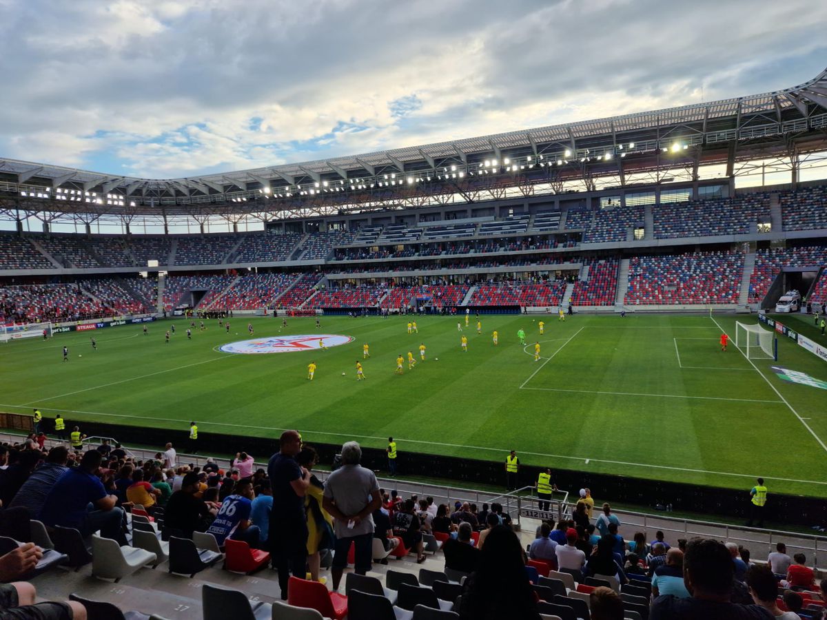 Spectacol pe teren, tristețe în tribune » Meciul legendelor dintre Steaua și România a strâns numai 6.000 de suporteri