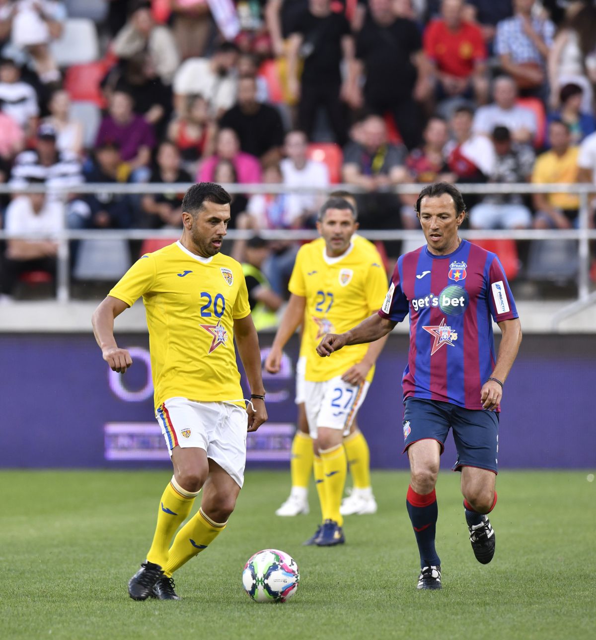 Spectacol pe teren, tristețe în tribune » Meciul legendelor dintre Steaua și România a strâns numai 6.000 de suporteri