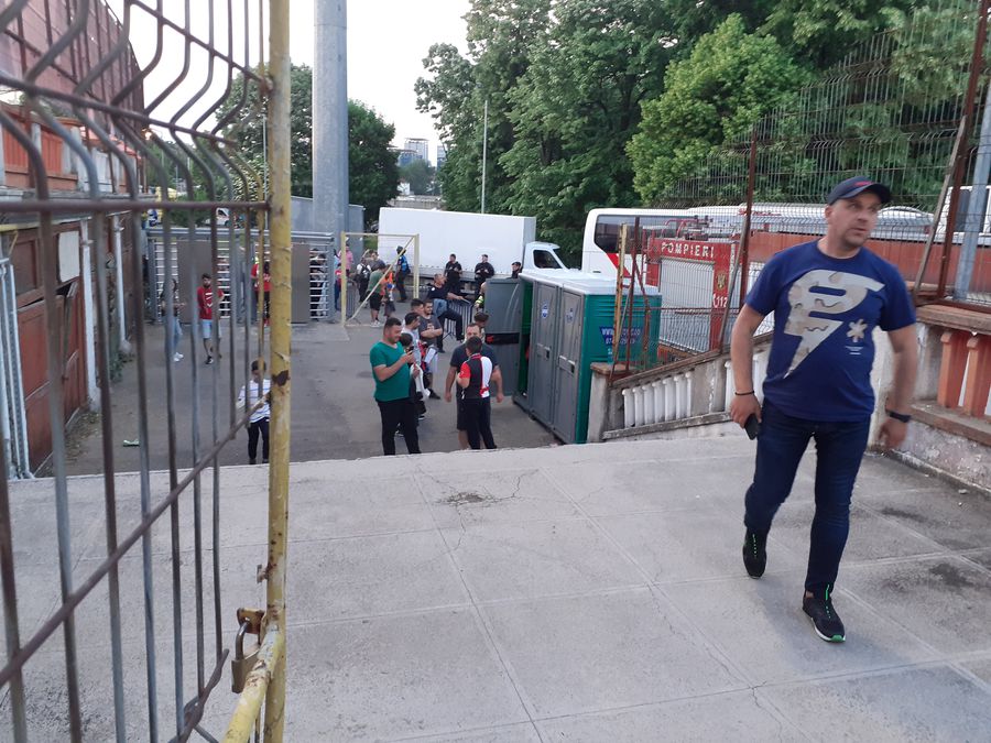 În lipsa grupurilor sanitare, salvarea vine de la toaletele ecologice MATCHDAY EXPERIENCE, episodul 1 » Stadionul Dinamo » Ruina din centrul orașului: locație de top, igienă la limită și ZERO interacțiune cu fanii