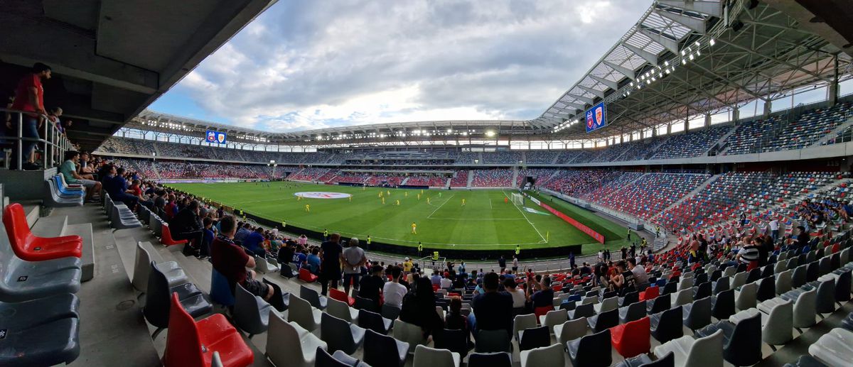 Spectacol pe teren, tristețe în tribune » Meciul legendelor dintre Steaua și România a strâns numai 6.000 de suporteri