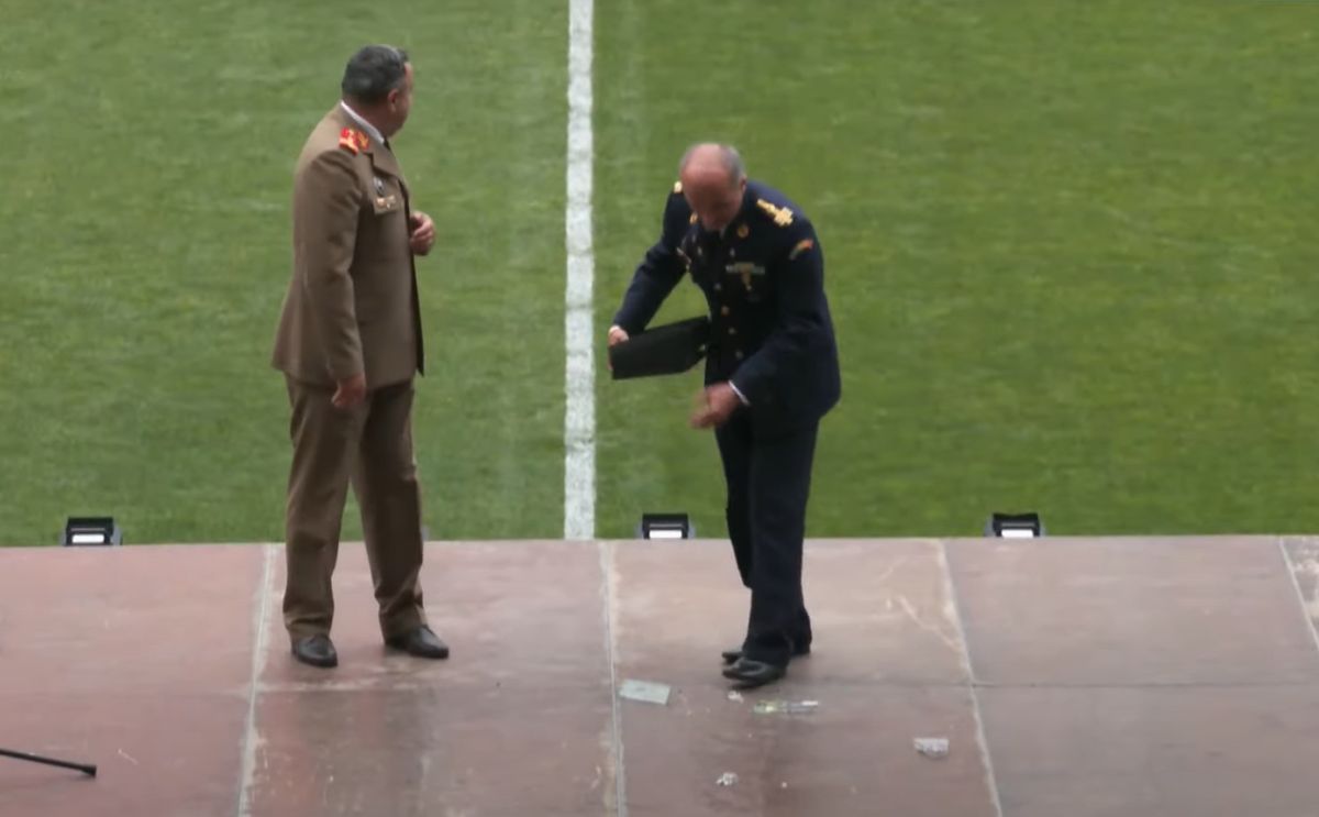 Florin Talpan, moment penibil la aniversarea Stelei! S-a speriat și a făcut praf premiul primit de la CSA