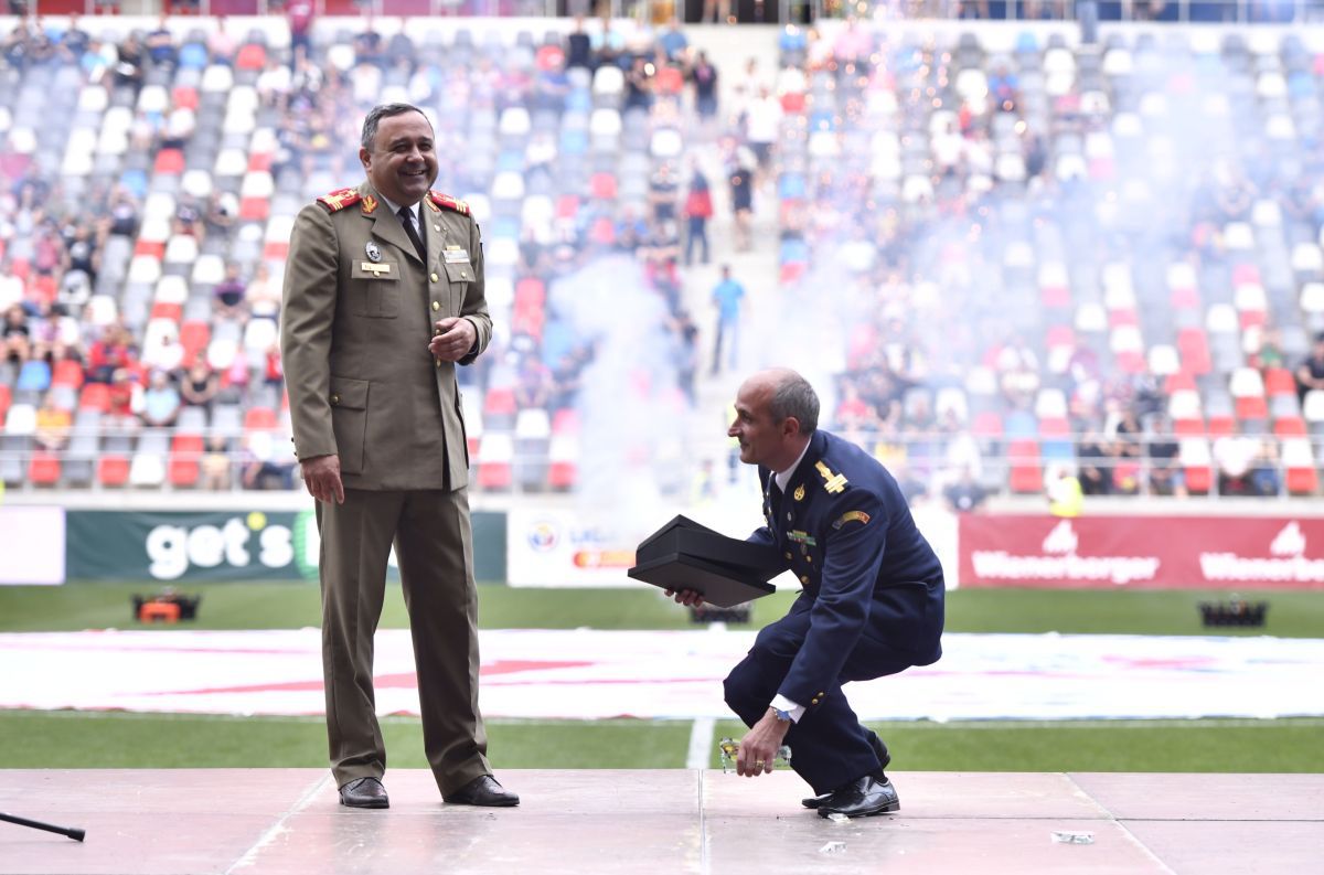 Florin Talpan, moment penibil la aniversarea Stelei! S-a speriat și a făcut praf premiul primit de la CSA