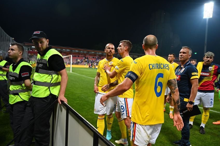 România a fost învinsă în Bosnia, scor 0-1, și rămâne fără punct după primele două runde din Liga Națiunilor. Ultrașii „tricolori” au cerut explicații după fluierul final.