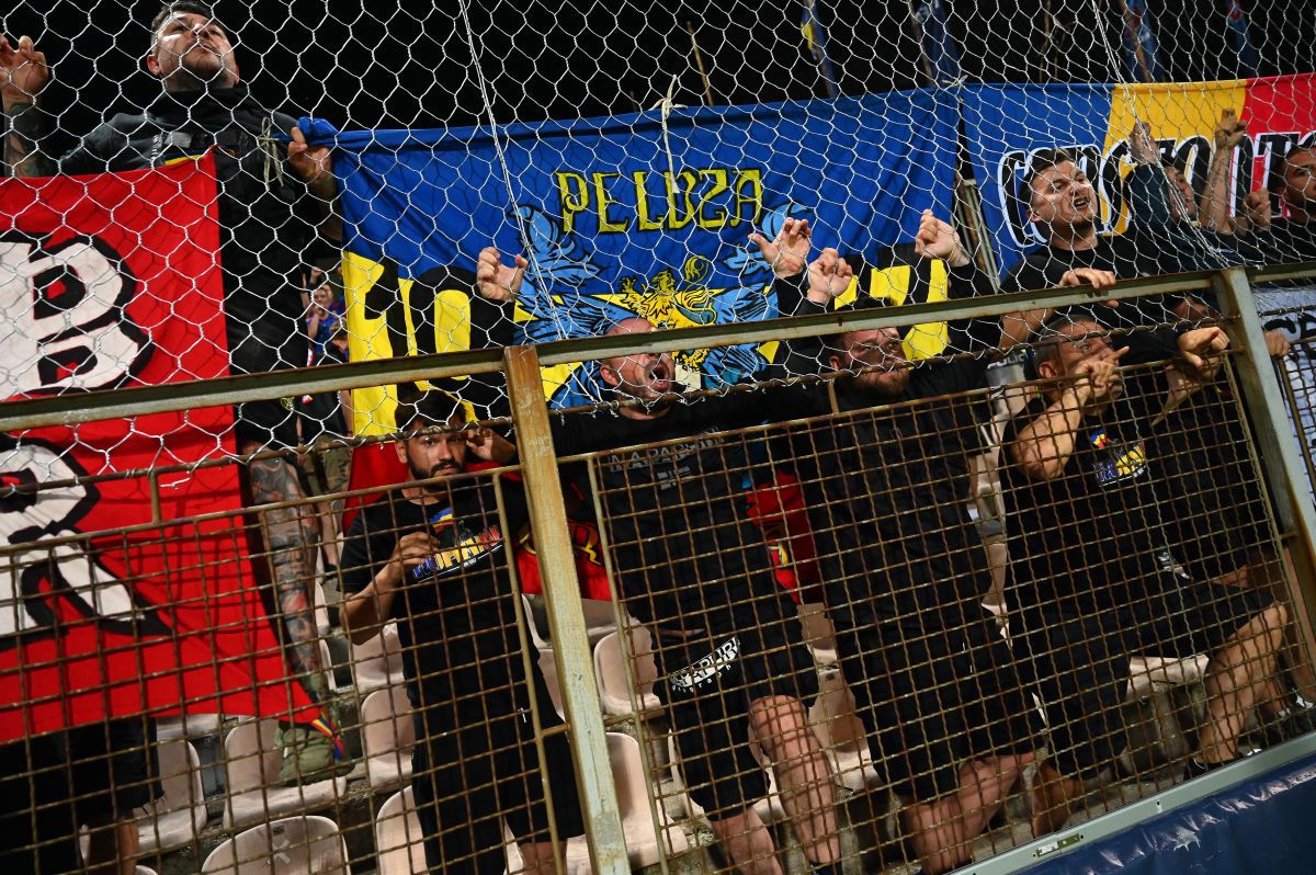 Scandal după meci: „tricolorii”, înjurați de ultrași! Tavi Popescu și Alibec, calmați cu greu » Chiricheș și-a trimis colegii la vestiare