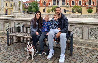 Un sârb stabilit în Oradea povestește ce a trăit în timpul războiului: „Sunau sirenele, fugeam de pe teren în subteran. Am văzut grenade aliniate” + Ce spune despre România