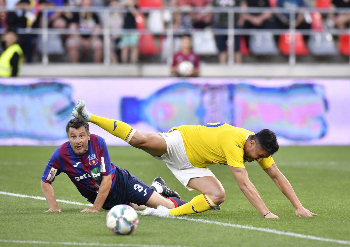Spectacol pe teren, tristețe în tribune » Meciul legendelor dintre Steaua și România a strâns numai 6.000 de suporteri