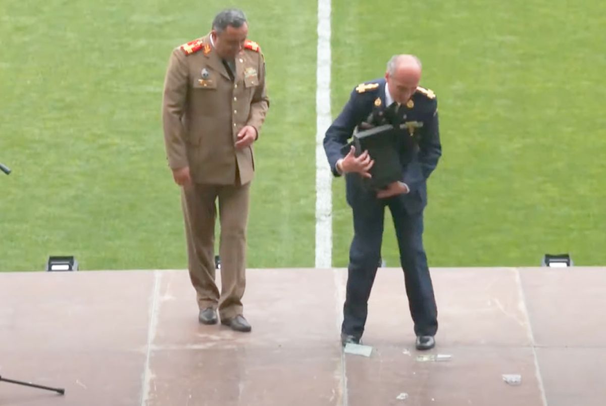 Florin Talpan, moment penibil la aniversarea Stelei! S-a speriat și a făcut praf premiul primit de la CSA