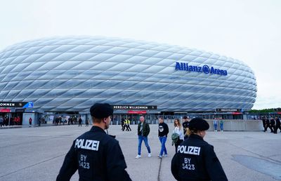 Incidente serioase înainte de Germania - Anglia » Fanii oaspeților au fost arestați după ce au făcut salutul nazist