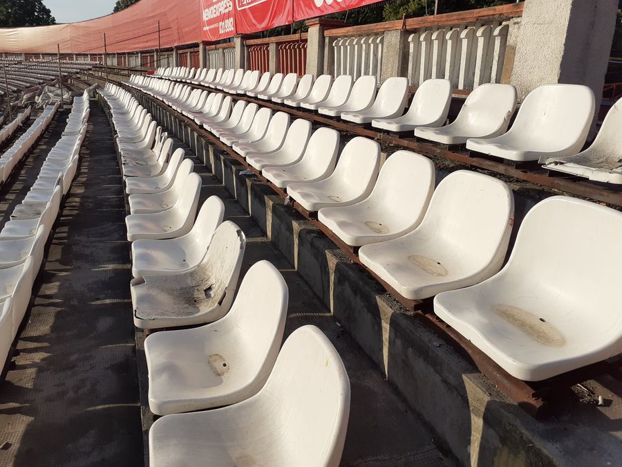 Scaunele nu mai sunt curățate decât de ploaie MATCHDAY EXPERIENCE, episodul 1 » Stadionul Dinamo » Ruina din centrul orașului: locație de top, igienă la limită și ZERO interacțiune cu fanii