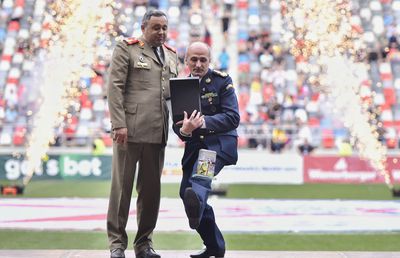 Florin Talpan, moment penibil la aniversarea Stelei! S-a speriat și a făcut praf premiul primit de la CSA