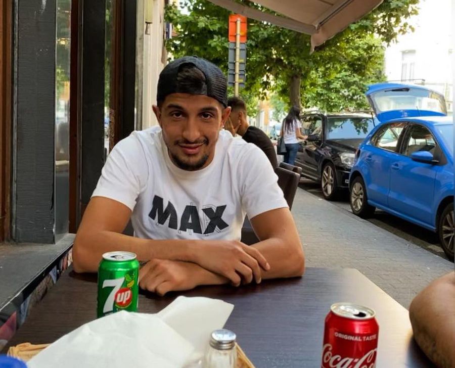 Vasile Usturoi într-un moment de relaxare, în Bruxelles Prin ce a trecut românul care a cucerit aurul european la box pentru Belgia: „A fost extrem de greu la început. Mama lucrează ca femeie de serviciu la Parlamentul European”