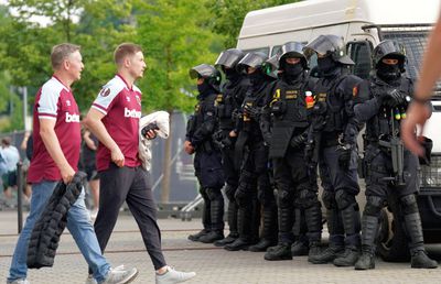 Incidente violente la Praga » 16 suporteri ai Fiorentinei au fost arestați înaintea finalei Conference League