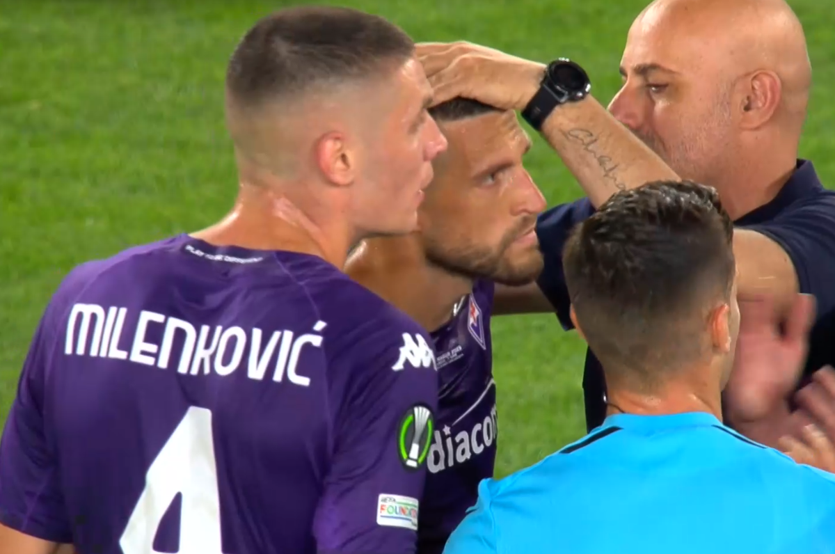 Imagini șocante din finala Conference League: ultrașii i-au spart capul unui fotbalist