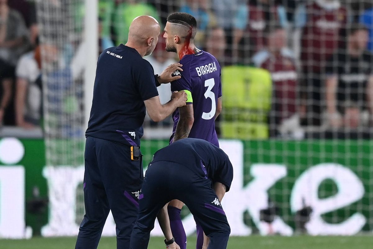 Imagini șocante din finala Conference League: ultrașii i-au spart capul unui fotbalist