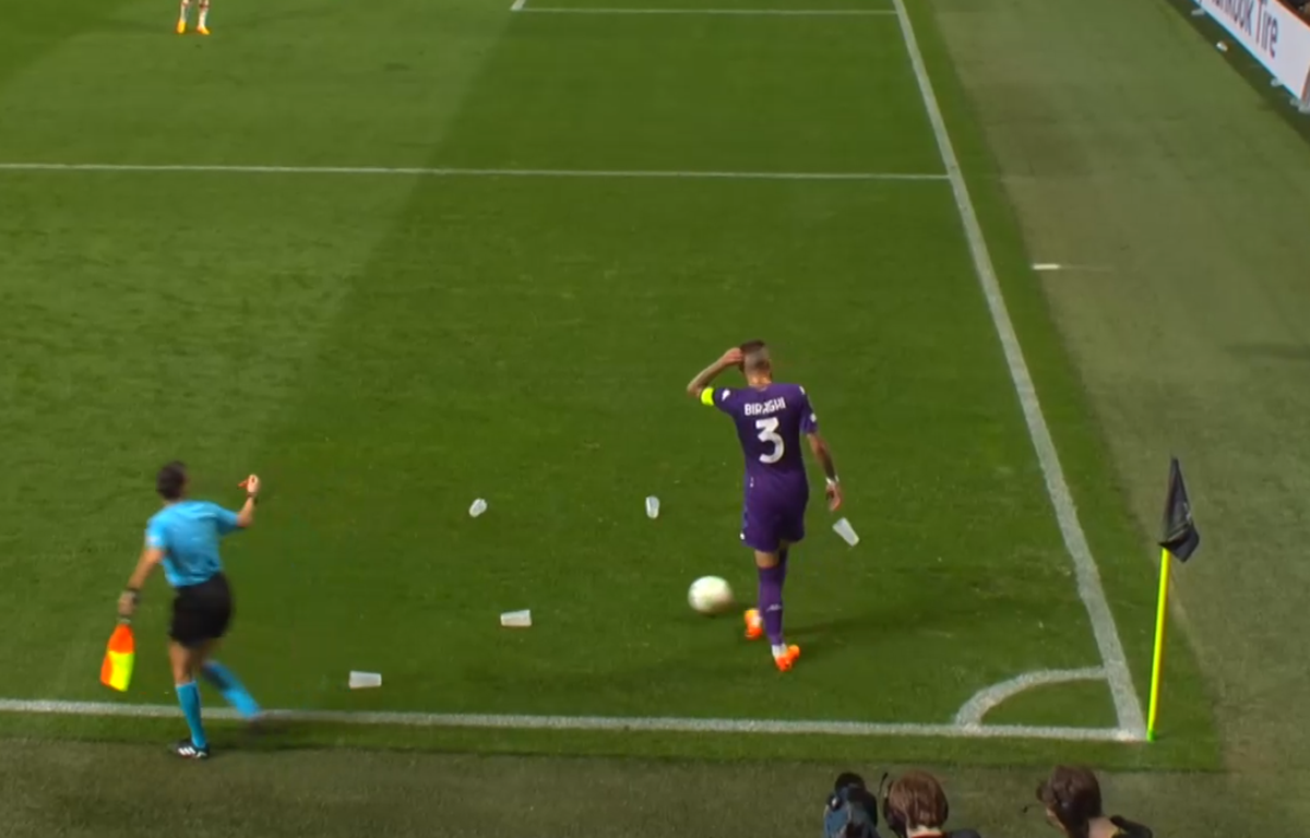 Imagini șocante din finala Conference League: ultrașii i-au spart capul unui fotbalist