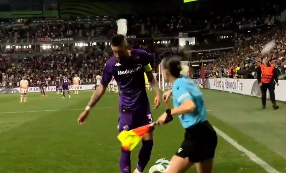 Imagini șocante din finala Conference League: ultrașii i-au spart capul unui fotbalist