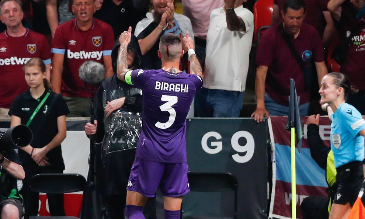 Imagini șocante din finala Conference League: ultrașii i-au spart capul unui fotbalist