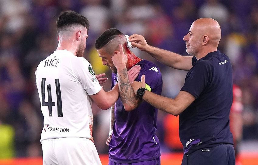 În minutul 33 al finalei Conference League, Fiorentina - West Ham, Cristiano Biraghi (30 de ani), fundașul stânga al italienilor, s-a ales cu capul spart, după ce ultrașii englezi au aruncat cu mai multe obiecte înspre teren.